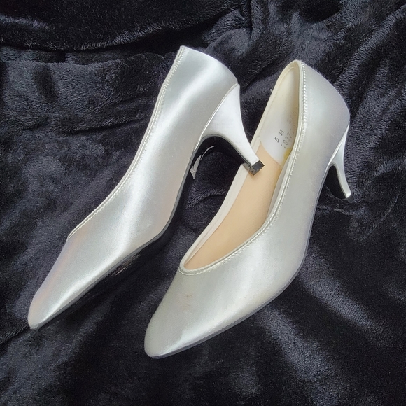 DYEABLES by EMERALD CITY ♡ Gorgeous Vintage CHERISH WHITE SATIN Heels 5 - Picture 4 of 16